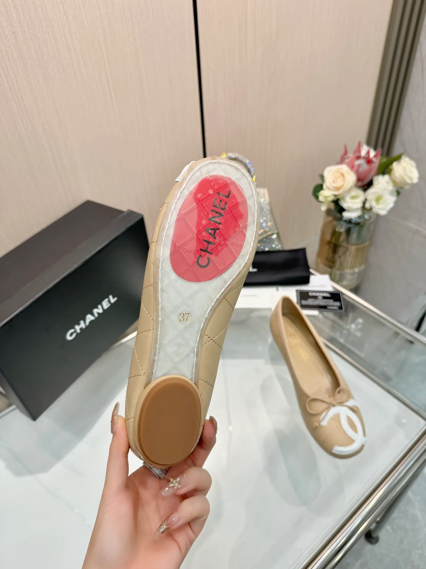 👟👟Ex-factory price 500👟👟 | ²⁰²5 𝐬𝐬 🤍🤎𝐂𝐇𝐀𝐍𝐄𝐋Chanel 26A catwalk style handmade Mary Jane women's shoes. Ballet shoes are so amazing, the bow pattern is so cute! Even if I don’t wear flat shoes, I can’t resist the temptation! The second recommended pair of Chanel logo women's shoes has great texture and is versatile. It is made of lambskin and has an original two-color outsole. Size: 35-40 (41 can be customized and cannot be returned or exchanged)